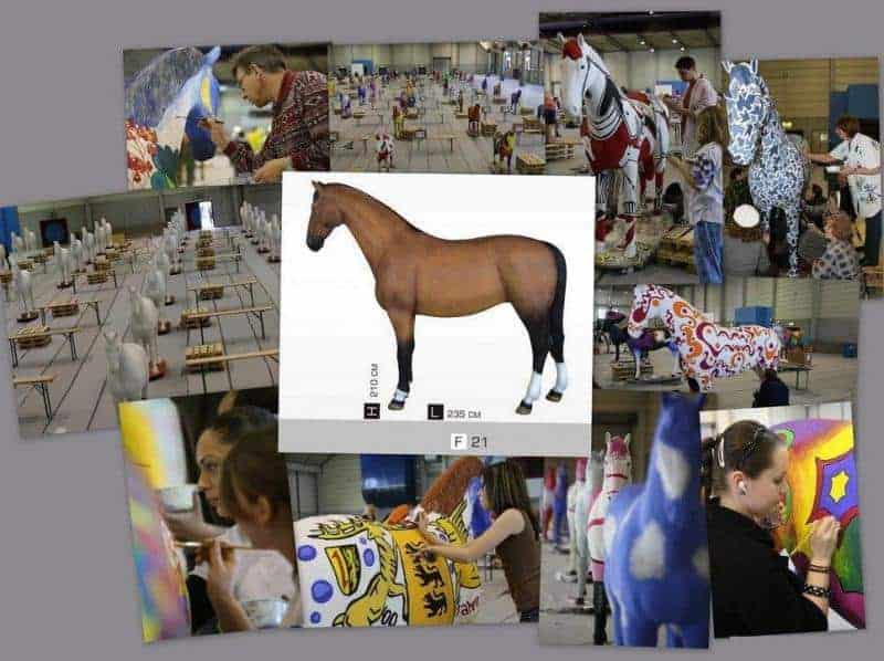 Werbefigur für Neckermann. 3 Ludzie malujący figurki koni w hali.