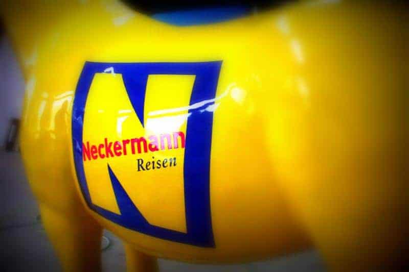 Werbefigur für Neckermann. 2 Żółty obiekt z logo Neckermann Reisen.