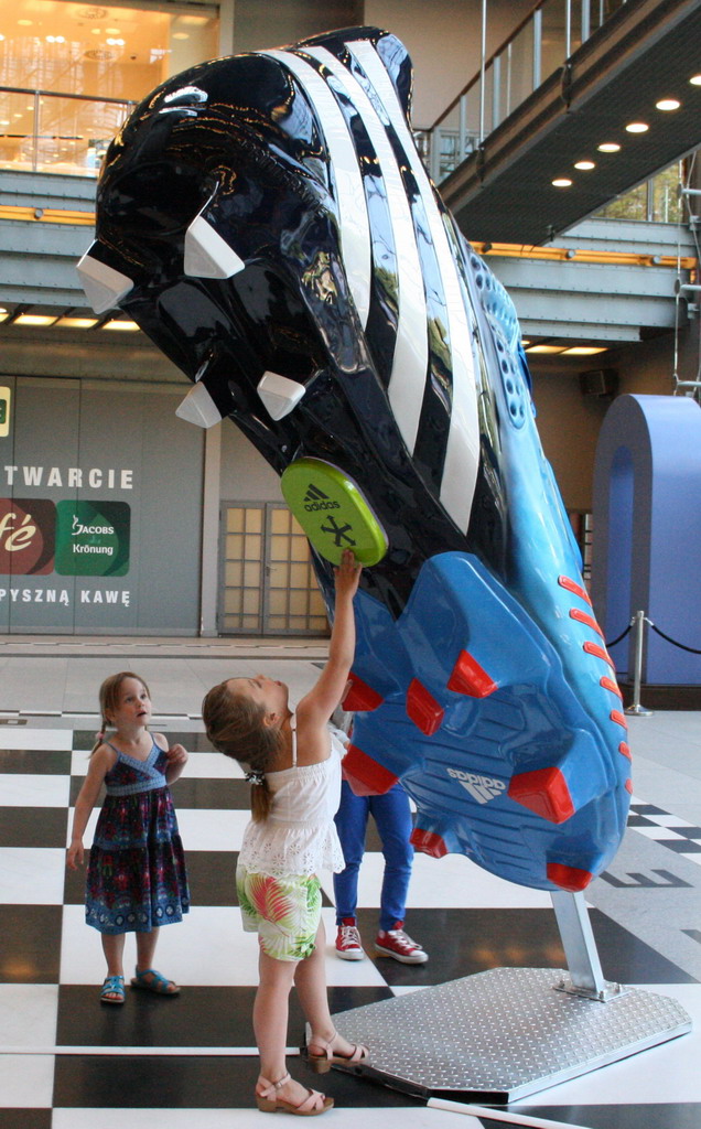 Riesie Adidas WerbeNs Glasfaser Schuh 5 Duża reklama, makieta buta Adidas Predator Lethal zones