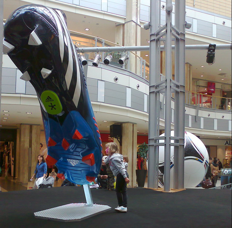 Riesie Adidas WerbeNs Glasfaser Schuh 4 Duża reklama, makieta buta Adidas Predator Lethal zones