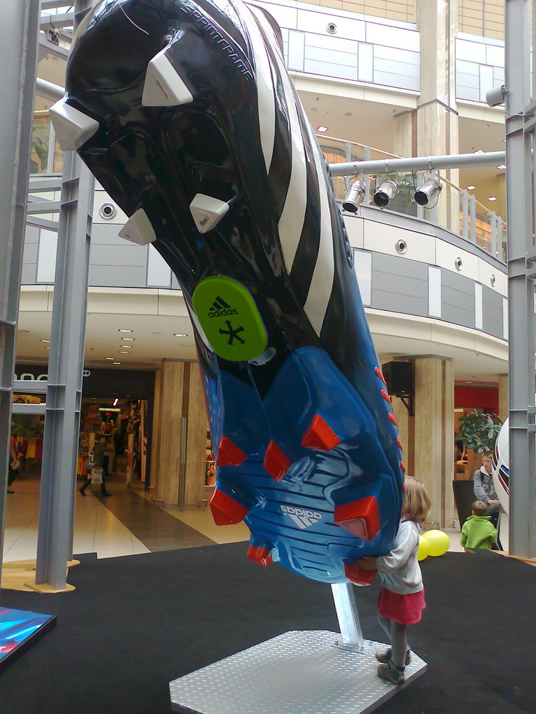 Riesie Adidas WerbeNs Glasfaser Schuh 2 Duża reklama, makieta buta Adidas Predator Lethal zones