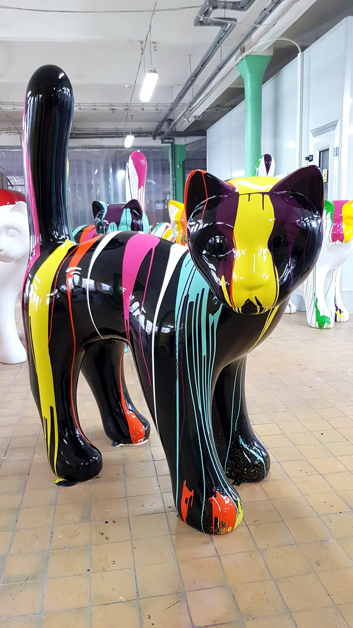 Große Katzes Glasfaser -Figuren - Rebellion 4 Duża figura kompozytowa 3D kolorowy kot