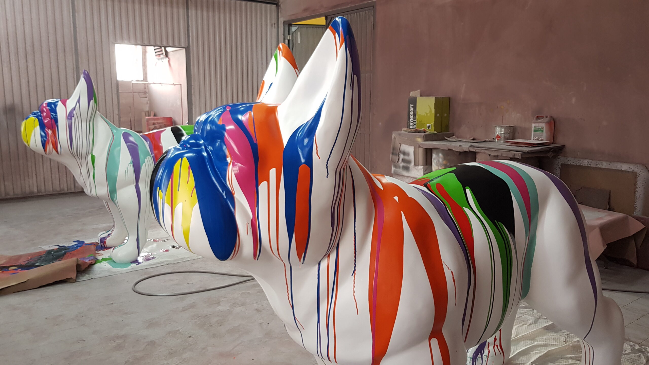 Riesie Bulldogge Welpe Glasfaser -Figuren - Rebellion 3 Duży szczeniak pies bulldog - wersja multikolor