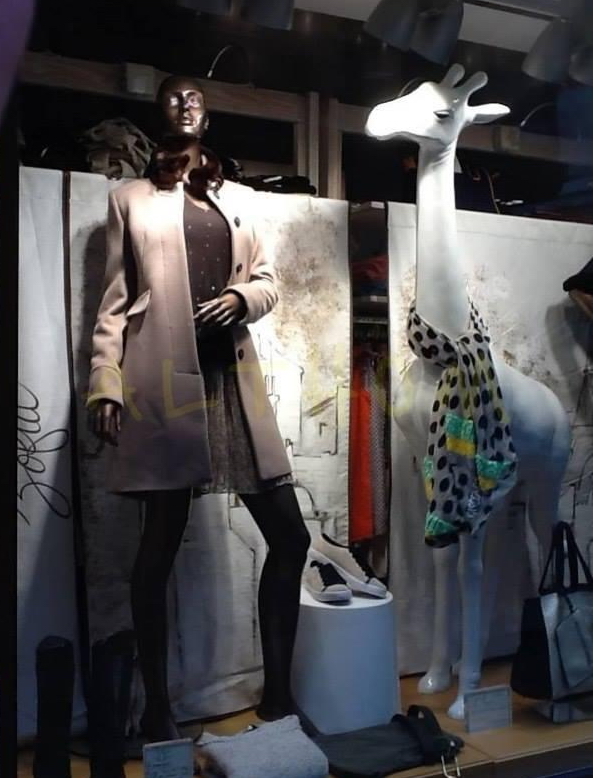 Tierfigur Polyresin Giraffe Groß - GF062 2 Duża figura 3D, jednokolorowa żyrafa