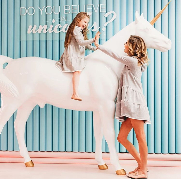 Lebensgroße Einhorn Glasfaser -Figuren 1 Duża, jednokolorowa figura jednorożca.