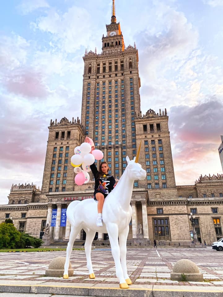 Lebensgroße Einhorn Glasfaser -Figuren 7 Duża, jednokolorowa figura jednorożca.