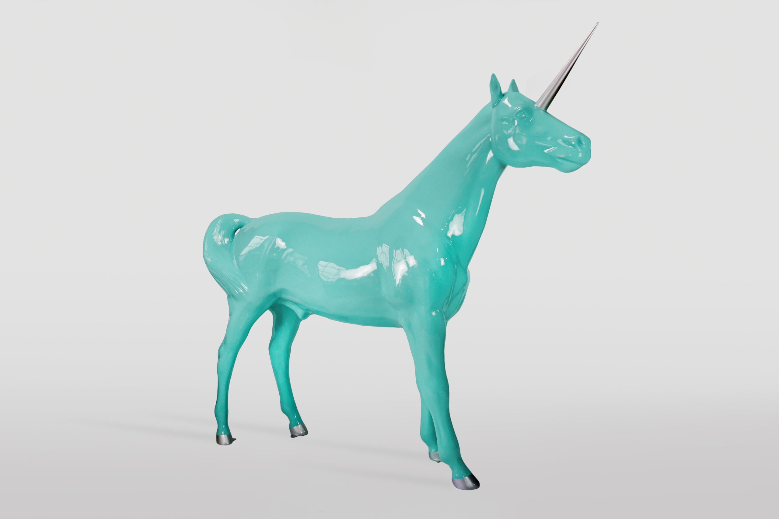 Lebensgroße Einhorn Glasfaser -Figuren 4 Duża, jednokolorowa figura jednorożca.