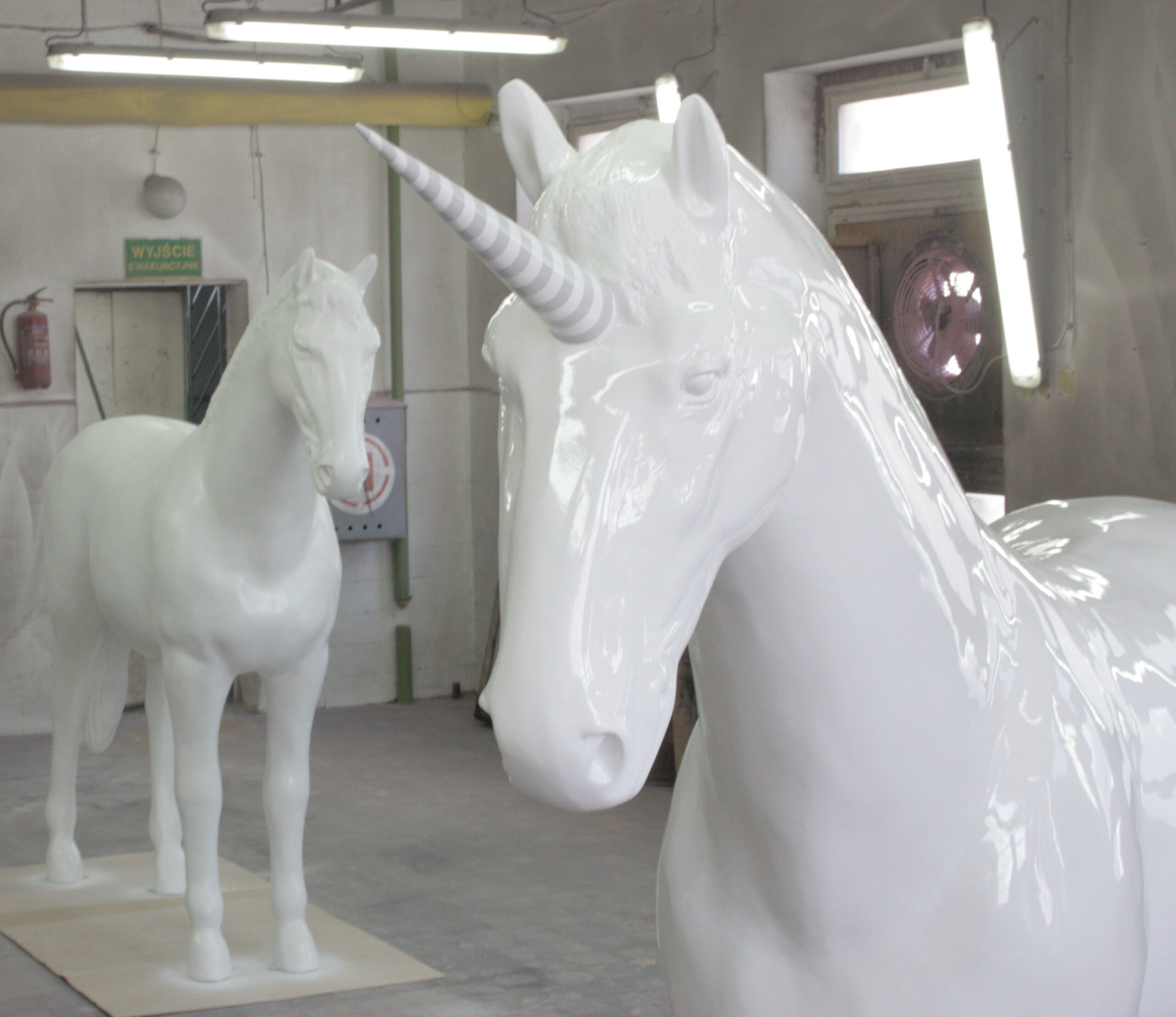 Lebensgroße Einhorn Glasfaser -Figuren 3 Duża, jednokolorowa figura jednorożca.