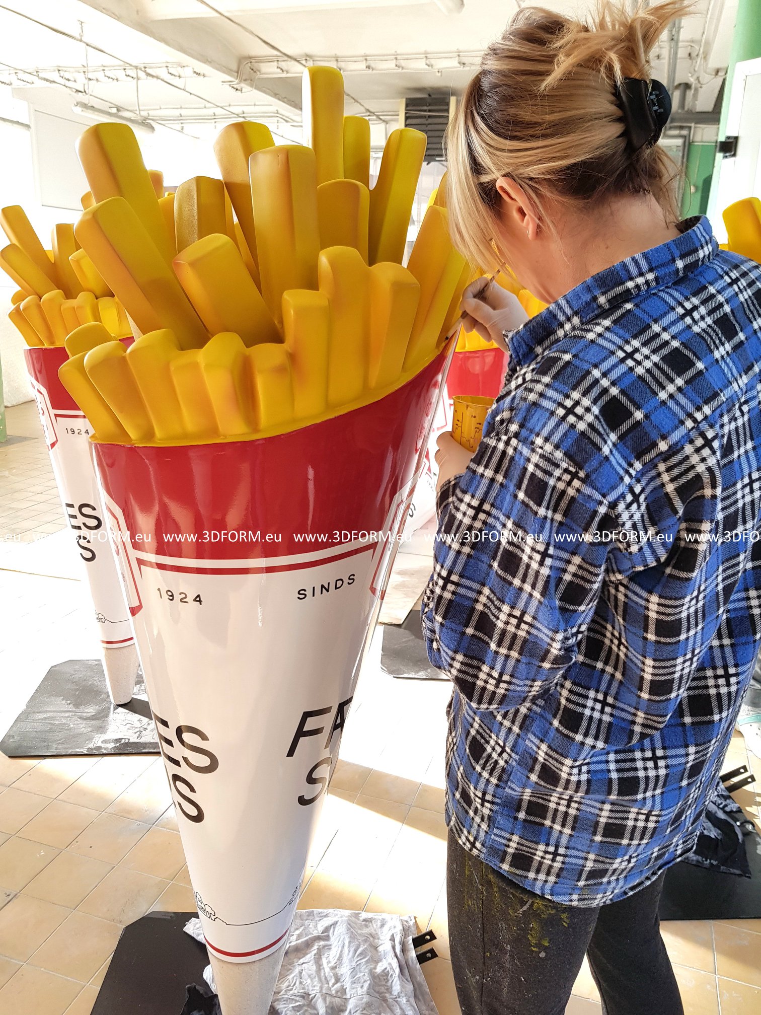 Pommes Glasfaser Gastronomie Verbefigur 3 Małe reklamowe frytki - figura na mobilnej podstawie