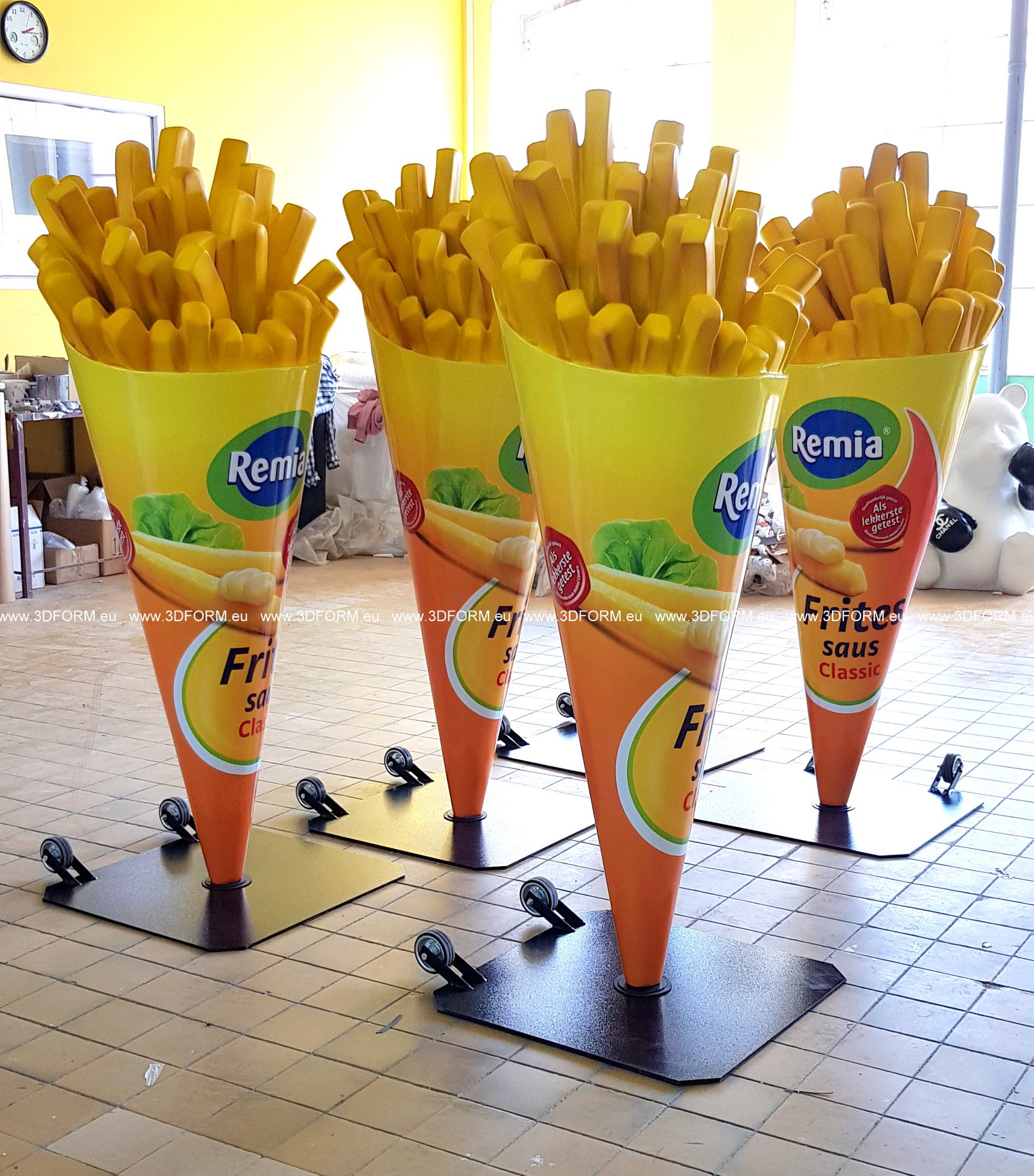 Pommes Glasfaser Gastronomie Verbefigur 1 Małe reklamowe frytki - figura na mobilnej podstawie