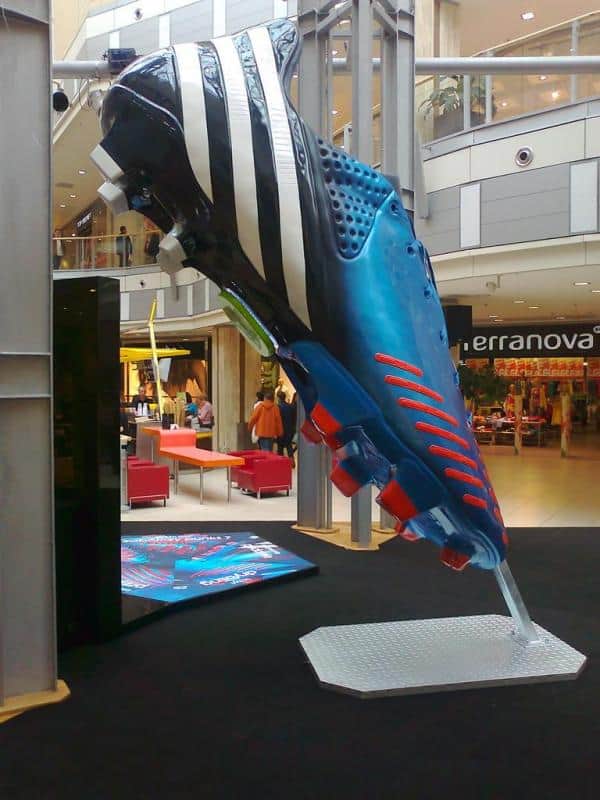 Adidas predator – UEFA Euro 3 Ogromna rzeźba buta piłkarskiego w centrum handlowym.