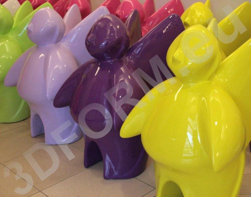 Futuristischer Engel für einen Messestand 2 Kolorowe figurki o abstrakcyjnych kształtach, przypominające postacie z zaokrąglonymi sylwetkami.