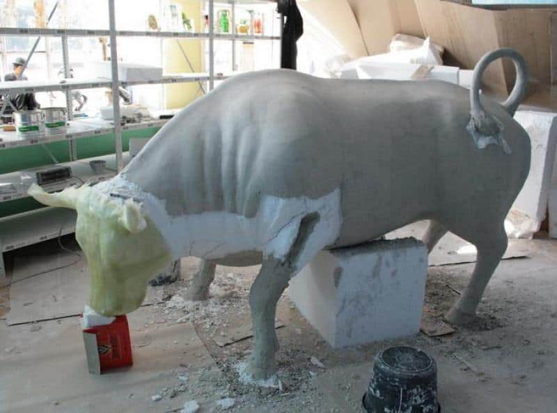 Große Event-Stierfigur 3 Posąg byka w trakcie renowacji w warsztacie.