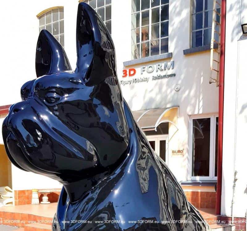Räumliche Außenwerbung - Riesige Bulldoggen-Modell 2 Czarna rzeźba psa przed budynkiem z napisem