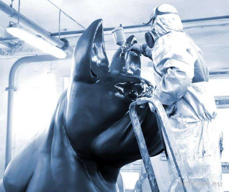 Räumliche Außenwerbung - Riesige Bulldoggen-Modell 3 Osoba w kombinezonie maluje dużą rzeźbę psa.