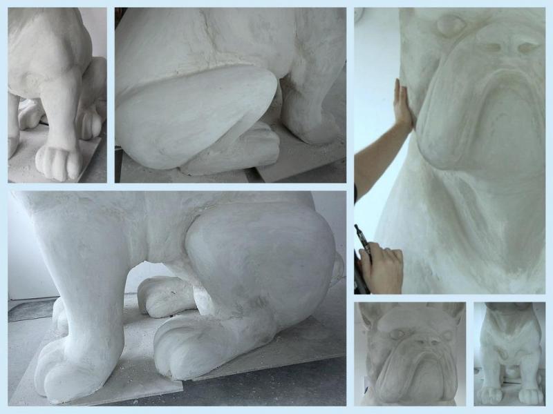 Räumliche Außenwerbung - Riesige Bulldoggen-Modell 4 Rzeźba psa w trakcie tworzenia, przedstawiająca szczegóły nóg, łap i pyska.