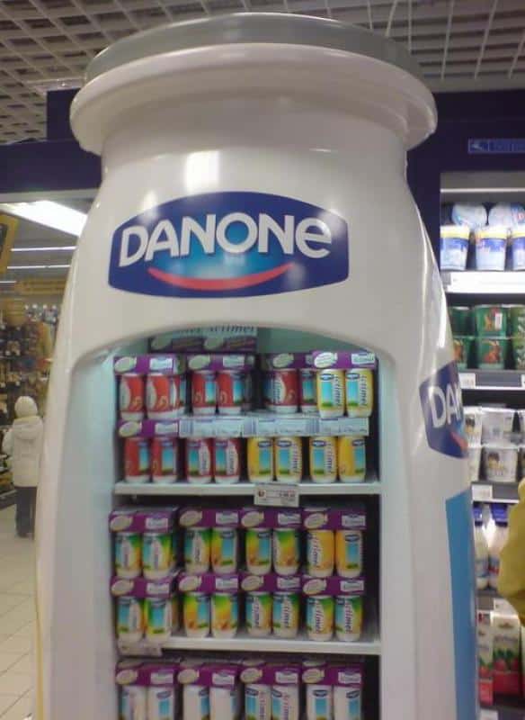 Werbekühlgerät Actimel 1 Lodówka w kształcie butelki z logo Danone, wypełniona produktami jogurtowymi w sklepie.