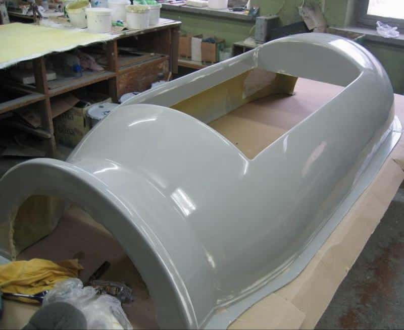 Werbekühlgerät Actimel 2 Formy do odlewu, stolik z narzędziami i pojemniki w pracowni.