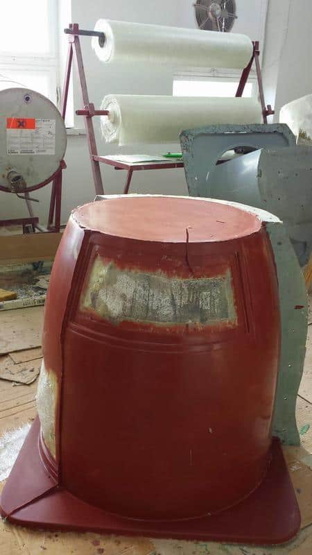 DANONE - werbliche Kühlgeräte 2 Cylindryczne czerwone formy i materiały w warsztacie z rolkami folii.