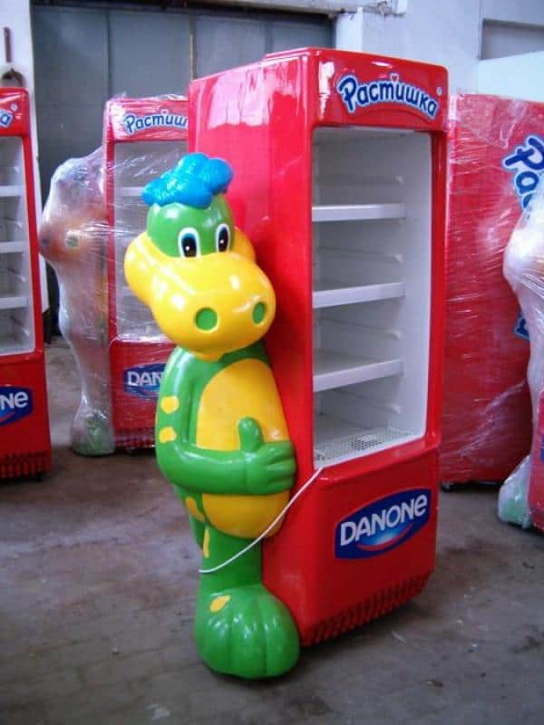 Lodówka Danone w kształcie kolorowego dinozaura.