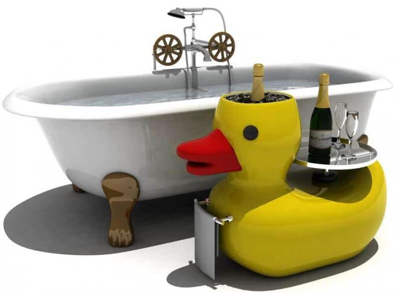 Festivalattraktionen 2 Wanna na nóżkach obok żółtej kaczki jako chłodziarki do szampana i stolika bufetowego.