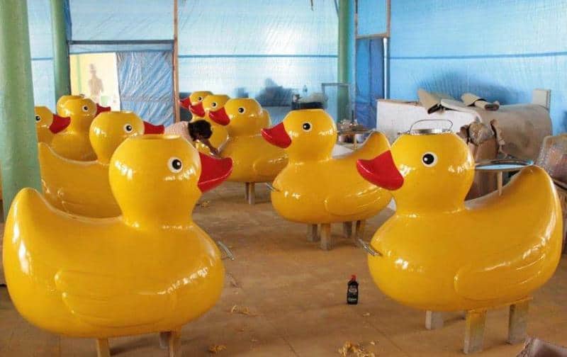 Festivalattraktionen 4 Duże żółte gumowe kaczki produkowane w zakładzie.