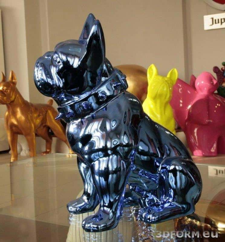 Metallisierte, verchromte Figuren 1 Błyszcząca niebieska figurka psa w galerii, w tle kolorowe figurki psów.