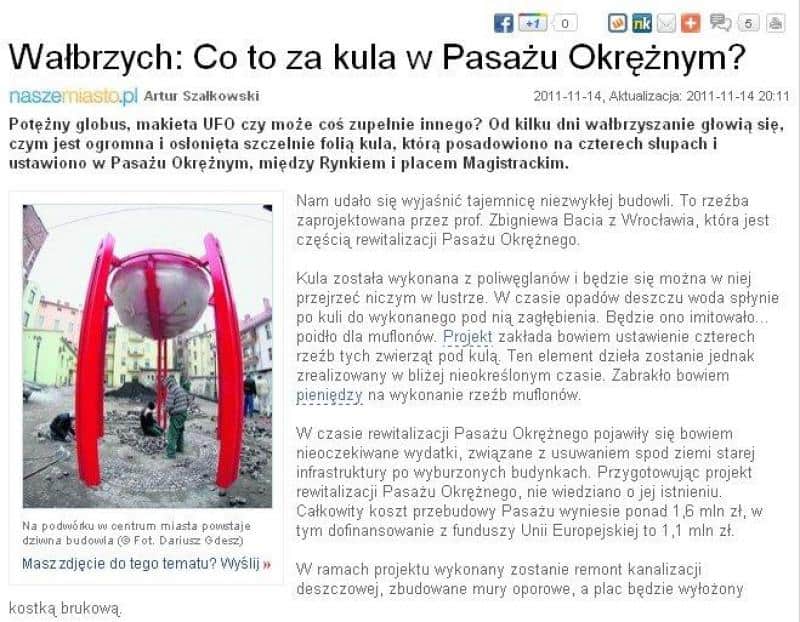 Große Kugel im Stadtbereich 1 Gazeta informacyjna o kuli w Pasażu Okrężnym w Wałbrzychu z fotografią instalacji artystycznej w postaci kuli na czterech czerwonych słupach.
