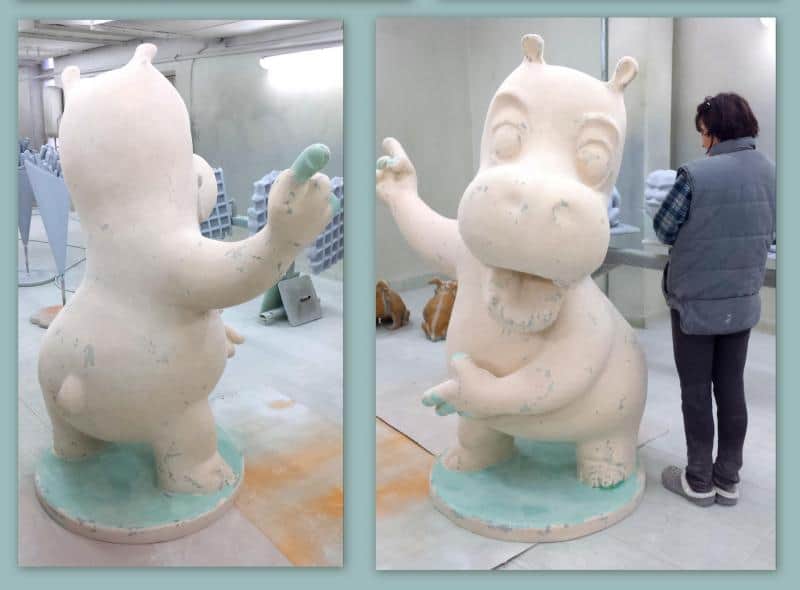 Werbe-Hippo 3 Rzeźba hipopotama w pracowni, obok stoi osoba.