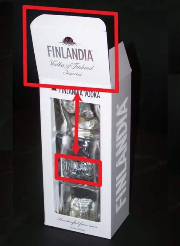 Promotionsverpackung Finlandia 4 Białe opakowanie Finlandia Vodka z przezroczystym okienkiem i szklanką wewnątrz.