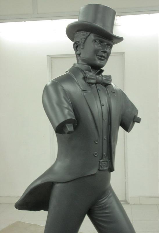 Große Johnnie Walker Figuren 3 Rzeźba mężczyzny w kapeluszu cylindrycznym, fraku i muszce, bez obu ramion.