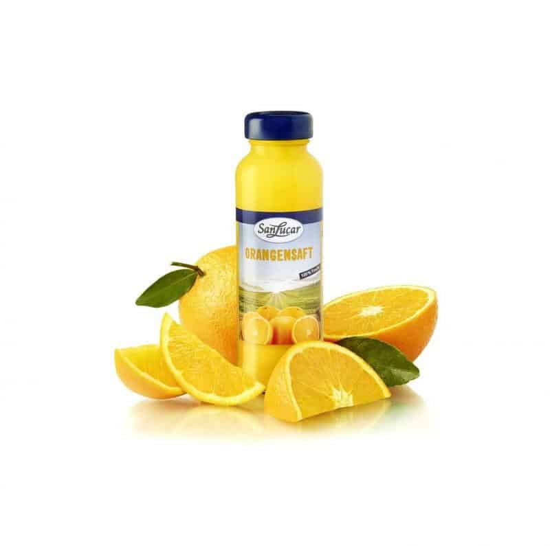 Saftflasche 2 Butelka soku pomarańczowego SanLucar otoczona kawałkami pomarańczy.