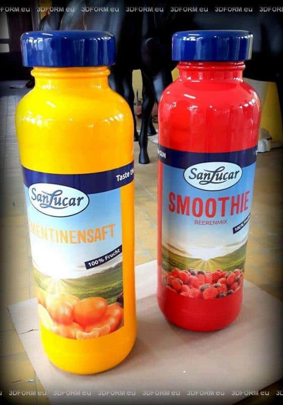 Saftflasche 4 Dwa plastikowe dzbanki z napojami SanLucar: pomarańczowy sok i czerwony smoothie berries.