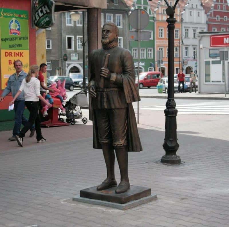 Denkmal - Kepler 1 Pomnik mężczyzny w historycznym stroju trzymającego zwój na ulicy w mieście.