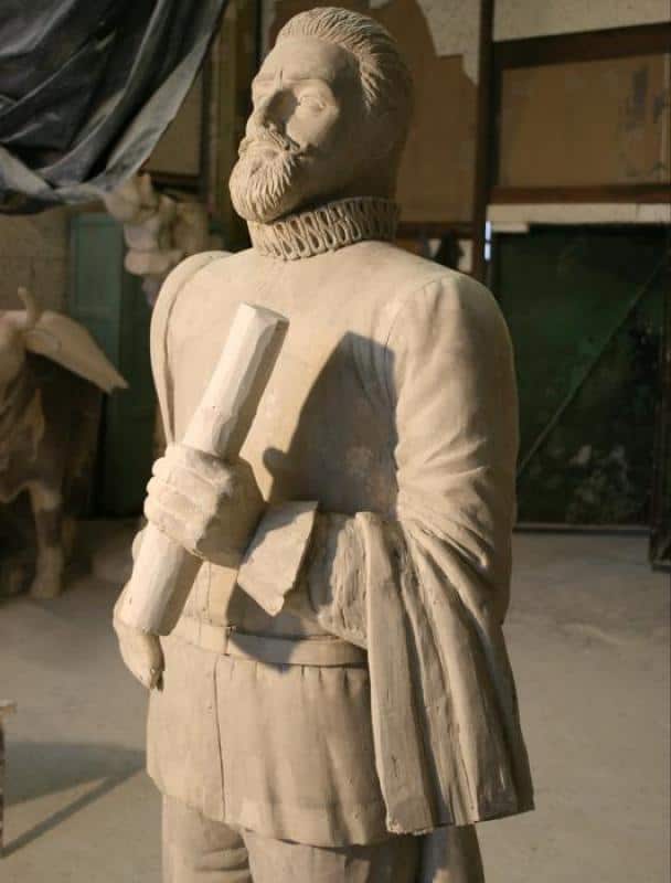 Denkmal - Kepler 3 Kamia posąg mężczyzny z brodą trzymającego zwoje.