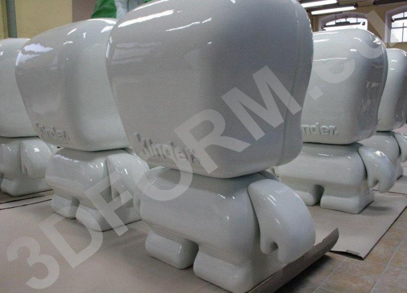 Kinder Ferrero Figuren 4 Białe figurki z dużymi głowami i napisem