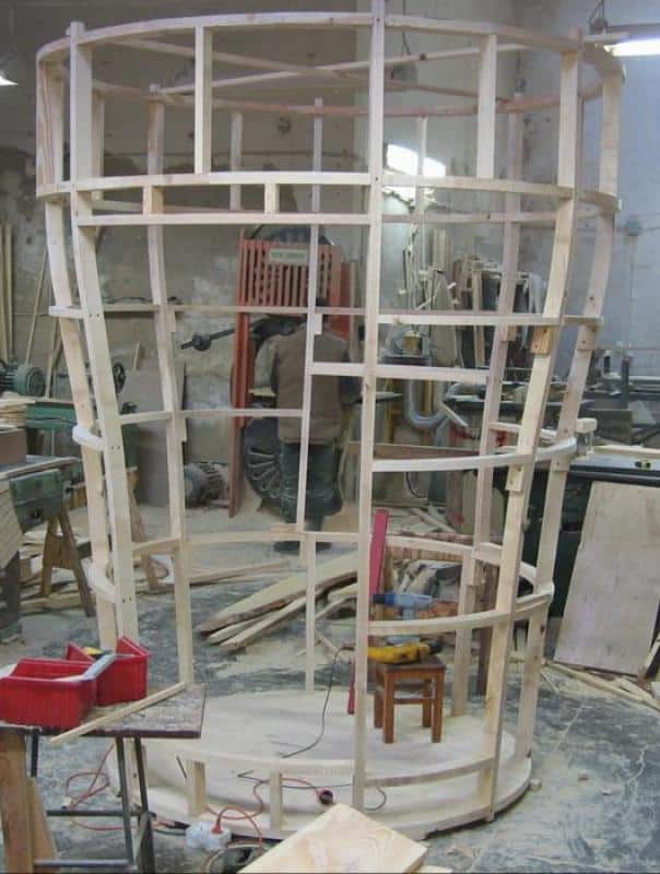 Mobile Werbung - Großer KNORR-Becher 3 Konstrukcja drewniana w warsztacie stolarskim. W tle stolarz przy pile.