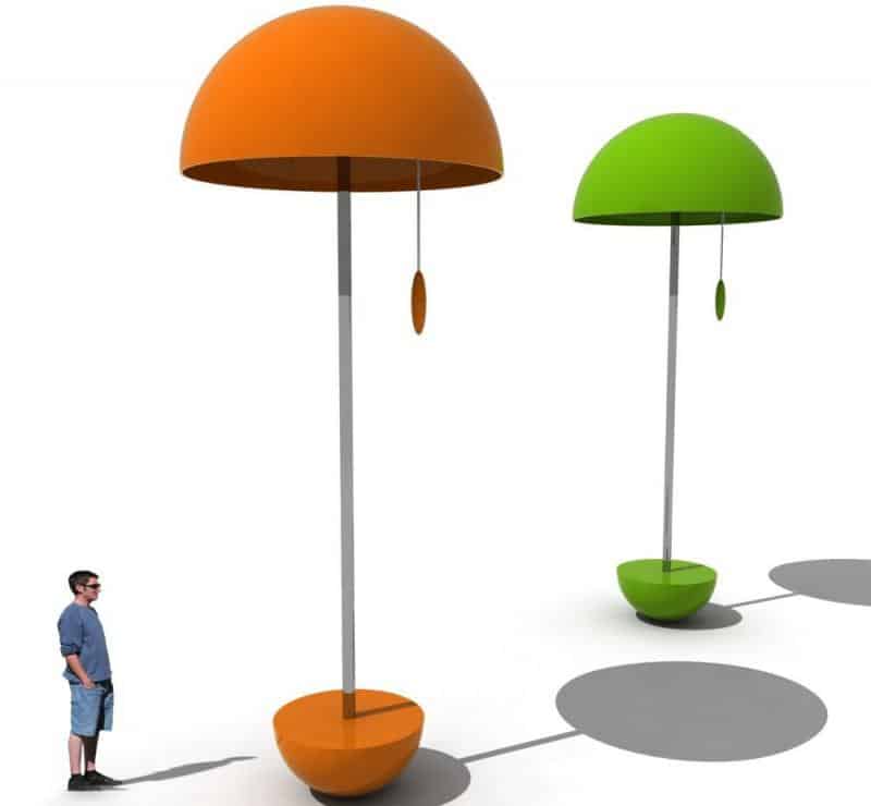 Festival-Lampen 3 Dwie duże, nowoczesne lampy z pomarańczowym i zielonym abażurem, obok nich stoi człowiek.