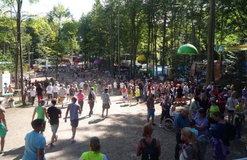 Festival-Lampen 4 Ludzie spacerujący po lesie podczas festiwalu.