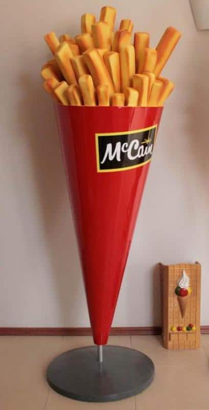 Duża rzeźba frytek w czerwonym stożkowym pudełku z logo McCain.