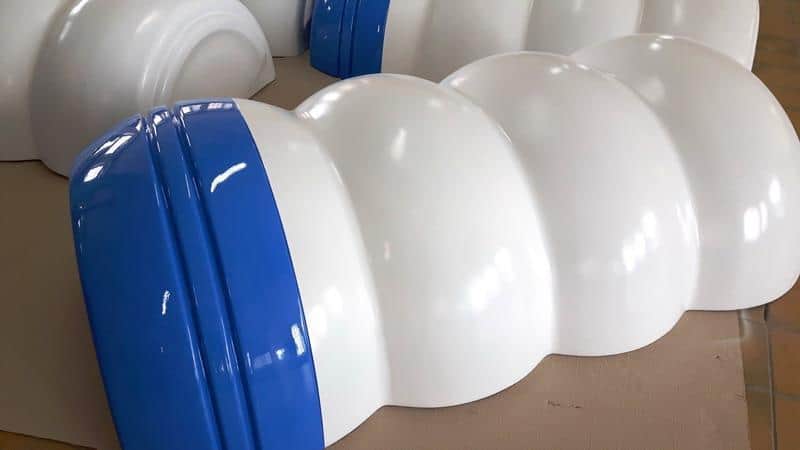 Kolorowe zadaszenia w kształcie ślimaka, biało-niebieskie.