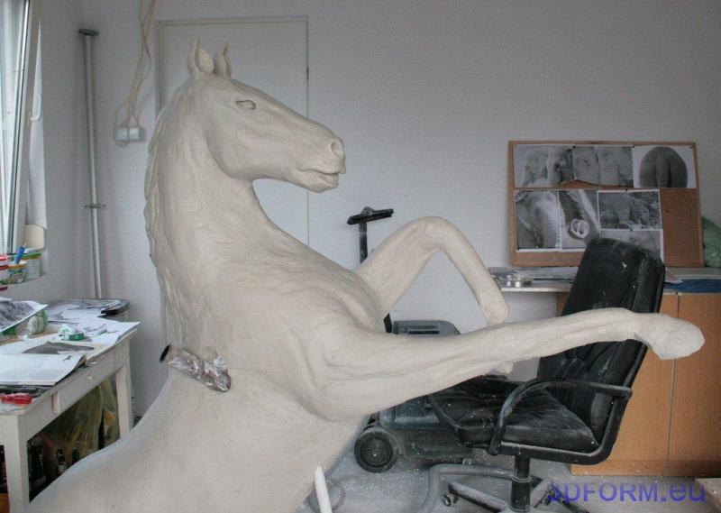 Logo in Form eines Pegasus 3 Rzeźba konia stojącego na tylnych nogach w warsztacie artysty.