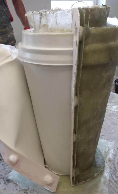 SO!COFFEE Becher 4 Proces formowania włókna szklanego na cylindrycznym kształcie, pochyłe naczynie z żywicą.