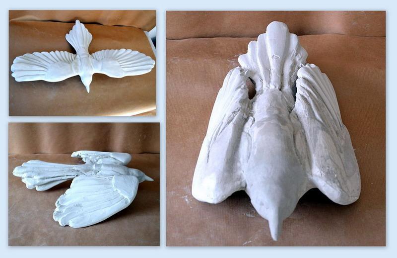 Schwarm von Elstern in Berlin 2 Trzy modele gipsowych ptaków przedstawione z różnych perspektyw.