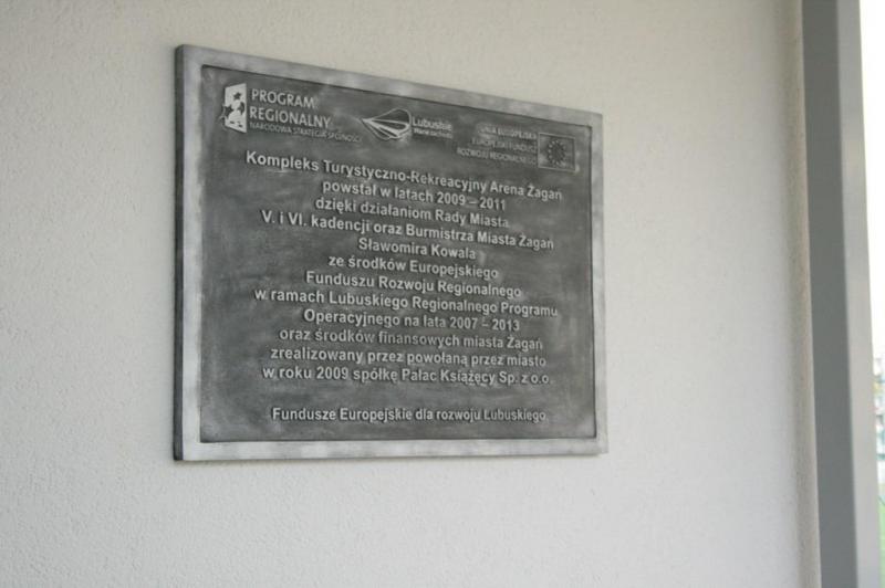 Dekoratives Informationsschild 2 Tablica informacyjna o budowie Kompleksu Turystyczno-Rekreacyjnego Arena Żagań, powstałego w latach 2009-2011 dzięki środkom z Europejskiego Funduszu Rozwoju Regionalnego w ramach Lubuskiego Regionalnego Programu Operacyjnego.