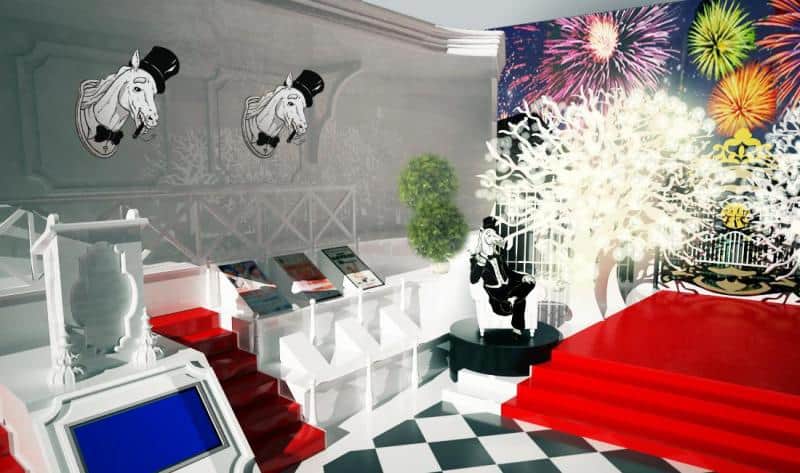 TVP2 - Bühnenelemente 4 Kolorowe wnętrze z biało-czarną podłogą w szachownicę, czerwonymi schodami, dekoracjami w kształcie koni i drzew, oraz postacią w cylindrze siedzącą na fotelu.