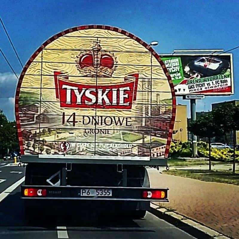 Mobile Werbung - TYSKIE mit TANKA 4 Ciężarówka z logo Tyskie na 14-dniowe piwo na ulicy.