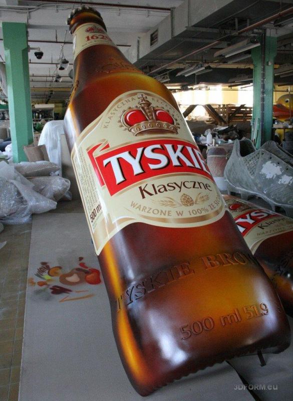 Dreidimensionales Wandbild TYSKIE 1 Nadmuchiwany model butelki piwa Tyskie Klasyczne w magazynie.