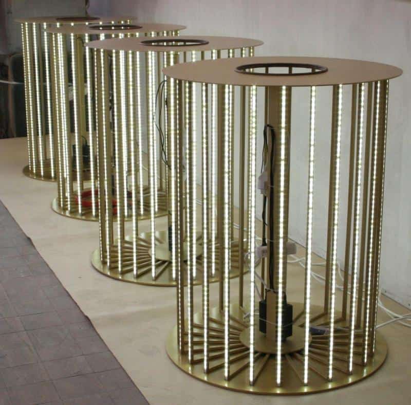 Beleuchtete Weihnachtskugeln 2 Kolumny oświetleniowe LED z metalowymi elementami w kształcie walców, ustawione w szeregu.