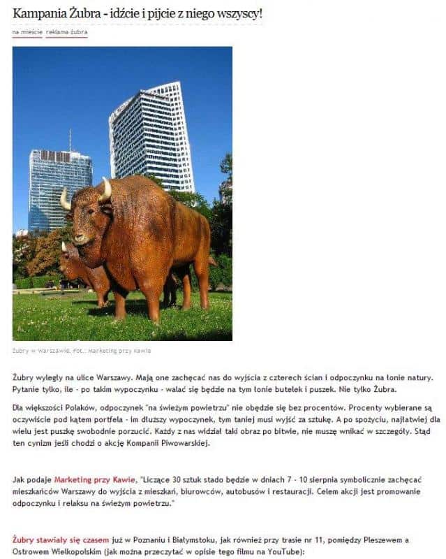 Werbefiguren für Żubr-Bier 4 Żubr, figurka żubra na tle wieżowców w Warszawie.